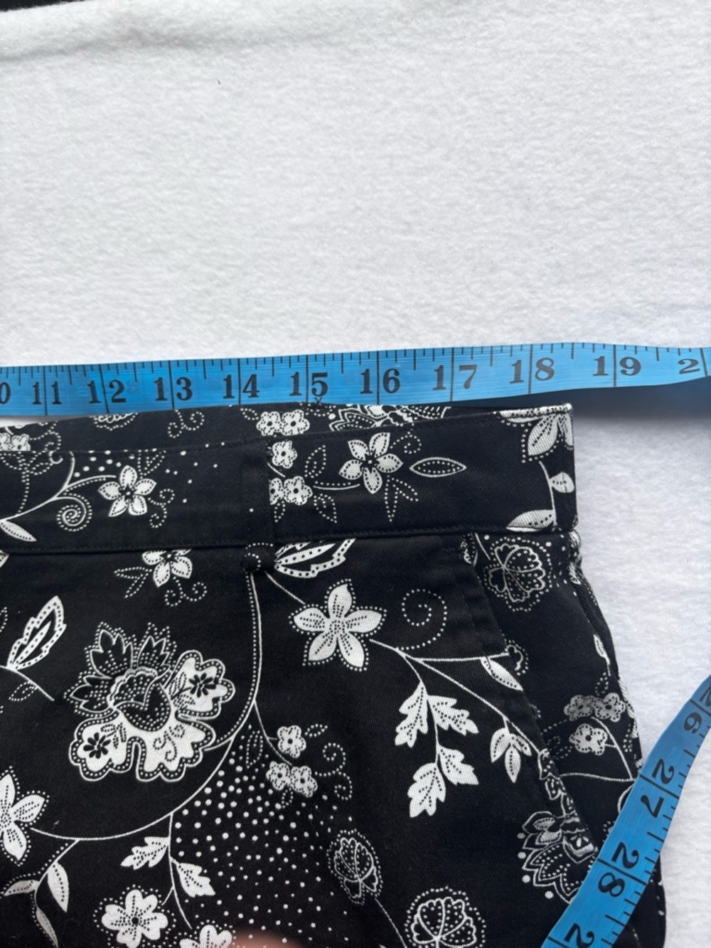 Briggs New York Floral Capri Pants Size 18 Black White Stretch - Picture 9 of 9